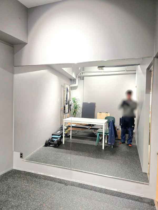 福岡県福岡市博多区T様-パーソナルジム-大型鏡取り付け